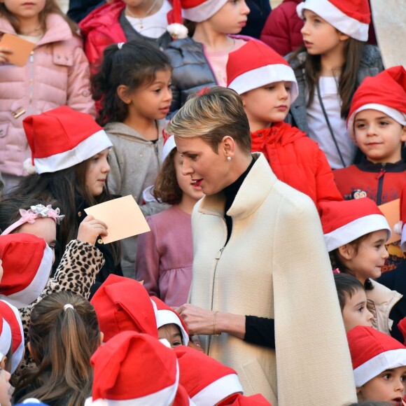 Le prince Albert II de Monaco et la princesse Charlene, avec les enfants de la princesse Stéphanie Louis Ducruet et Camille Gottlieb, ont accueilli le 16 décembre 2015 les enfants monégasques au palais princier pour la traditionnelle distribution de cadeaux de Noël. © Bruno Bébert / Bestimage