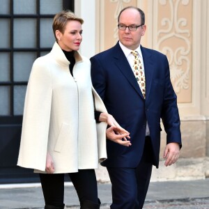 Le prince Albert II de Monaco et la princesse Charlene, avec les enfants de la princesse Stéphanie Louis Ducruet et Camille Gottlieb, ont accueilli le 16 décembre 2015 les enfants monégasques au palais princier pour la traditionnelle distribution de cadeaux de Noël. © Bruno Bébert / Bestimage