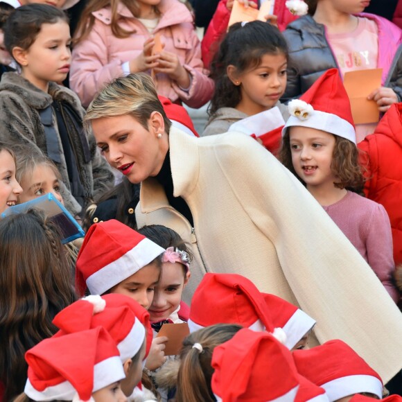 Le prince Albert II de Monaco et la princesse Charlene, avec les enfants de la princesse Stéphanie Louis Ducruet et Camille Gottlieb, ont accueilli le 16 décembre 2015 les enfants monégasques au palais princier pour la traditionnelle distribution de cadeaux de Noël. © Bruno Bébert / Bestimage