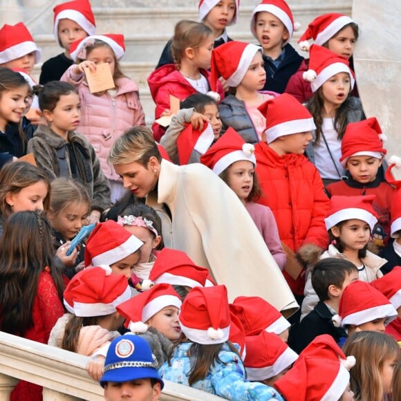 Le prince Albert II de Monaco et la princesse Charlene, avec les enfants de la princesse Stéphanie Louis Ducruet et Camille Gottlieb, ont accueilli le 16 décembre 2015 les enfants monégasques au palais princier pour la traditionnelle distribution de cadeaux de Noël. © Bruno Bébert / Bestimage