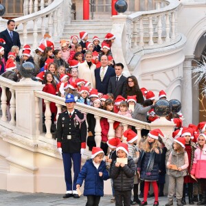 Le prince Albert II de Monaco et la princesse Charlene, avec les enfants de la princesse Stéphanie Louis Ducruet et Camille Gottlieb, ont accueilli le 16 décembre 2015 les enfants monégasques au palais princier pour la traditionnelle distribution de cadeaux de Noël. © Bruno Bébert / Bestimage