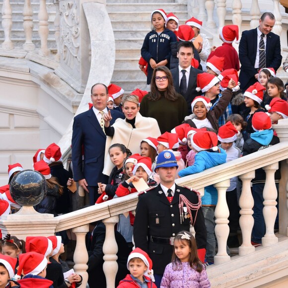 Le prince Albert II de Monaco et la princesse Charlene, avec les enfants de la princesse Stéphanie Louis Ducruet et Camille Gottlieb, ont accueilli le 16 décembre 2015 les enfants monégasques au palais princier pour la traditionnelle distribution de cadeaux de Noël. © Bruno Bébert / Bestimage