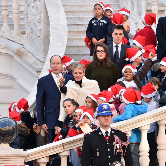 Le prince Albert II de Monaco et la princesse Charlene, avec les enfants de la princesse Stéphanie Louis Ducruet et Camille Gottlieb, ont accueilli le 16 décembre 2015 les enfants monégasques au palais princier pour la traditionnelle distribution de cadeaux de Noël. © Bruno Bébert / Bestimage