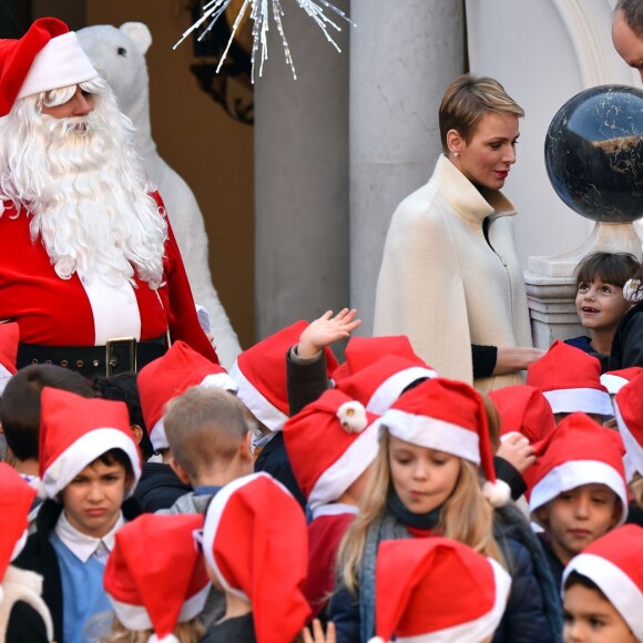 Le prince Albert II de Monaco et la princesse Charlene, avec les enfants de la princesse Stéphanie Louis Ducruet et Camille Gottlieb, ont accueilli le 16 décembre 2015 les enfants monégasques au palais princier pour la traditionnelle distribution de cadeaux de Noël. © Bruno Bébert / Bestimage