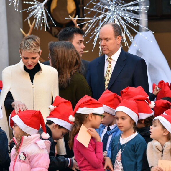 Le prince Albert II de Monaco et la princesse Charlene, avec les enfants de la princesse Stéphanie Louis Ducruet et Camille Gottlieb, ont accueilli le 16 décembre 2015 les enfants monégasques au palais princier pour la traditionnelle distribution de cadeaux de Noël. © Bruno Bébert / Bestimage