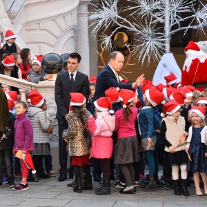 Le prince Albert II de Monaco et la princesse Charlene, avec les enfants de la princesse Stéphanie Louis Ducruet et Camille Gottlieb, ont accueilli le 16 décembre 2015 les enfants monégasques au palais princier pour la traditionnelle distribution de cadeaux de Noël. © Bruno Bébert / Bestimage