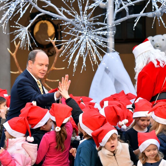 Tope là ! Le prince Albert II de Monaco et la princesse Charlene, avec les enfants de la princesse Stéphanie Louis Ducruet et Camille Gottlieb, ont accueilli le 16 décembre 2015 les enfants monégasques au palais princier pour la traditionnelle distribution de cadeaux de Noël. © Bruno Bébert / Bestimage