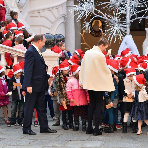 Le prince Albert II de Monaco et la princesse Charlene, avec les enfants de la princesse Stéphanie Louis Ducruet et Camille Gottlieb, ont accueilli le 16 décembre 2015 les enfants monégasques au palais princier pour la traditionnelle distribution de cadeaux de Noël. © Bruno Bébert / Bestimage