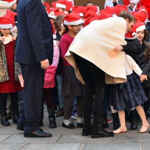 Le câlin de Charlene, un joli cadeau aussi ! Le prince Albert II de Monaco et la princesse Charlene, avec les enfants de la princesse Stéphanie Louis Ducruet et Camille Gottlieb, ont accueilli le 16 décembre 2015 les enfants monégasques au palais princier pour la traditionnelle distribution de cadeaux de Noël. © Bruno Bébert / Bestimage