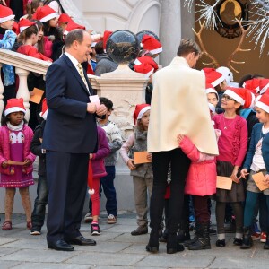 Le prince Albert II de Monaco et la princesse Charlene, avec les enfants de la princesse Stéphanie Louis Ducruet et Camille Gottlieb, ont accueilli le 16 décembre 2015 les enfants monégasques au palais princier pour la traditionnelle distribution de cadeaux de Noël. © Bruno Bébert / Bestimage