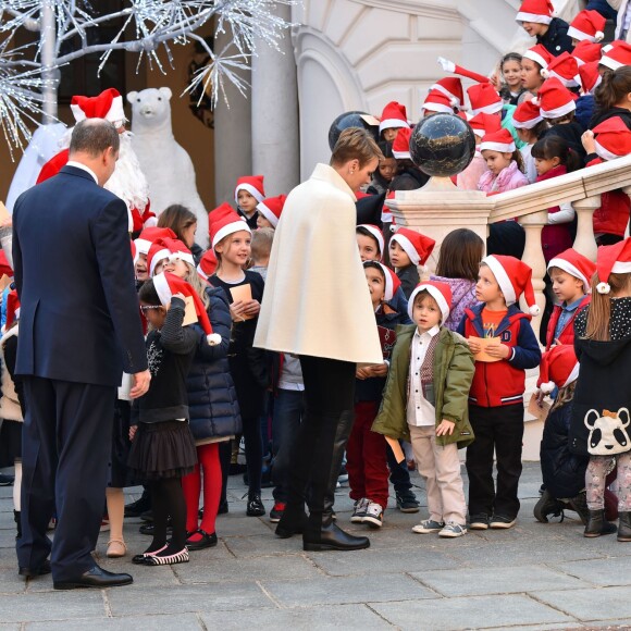 Le prince Albert II de Monaco et la princesse Charlene, avec les enfants de la princesse Stéphanie Louis Ducruet et Camille Gottlieb, ont accueilli le 16 décembre 2015 les enfants monégasques au palais princier pour la traditionnelle distribution de cadeaux de Noël. © Bruno Bébert / Bestimage