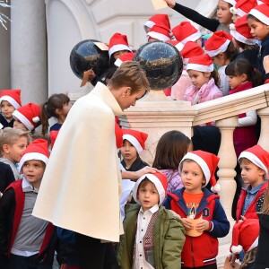 Le prince Albert II de Monaco et la princesse Charlene, avec les enfants de la princesse Stéphanie Louis Ducruet et Camille Gottlieb, ont accueilli le 16 décembre 2015 les enfants monégasques au palais princier pour la traditionnelle distribution de cadeaux de Noël. © Bruno Bébert / Bestimage