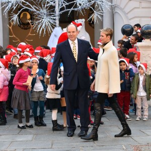 Le prince Albert II de Monaco et la princesse Charlene, avec les enfants de la princesse Stéphanie Louis Ducruet et Camille Gottlieb, ont accueilli le 16 décembre 2015 les enfants monégasques au palais princier pour la traditionnelle distribution de cadeaux de Noël. © Bruno Bébert / Bestimage