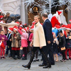 Le prince Albert II de Monaco et la princesse Charlene, avec les enfants de la princesse Stéphanie Louis Ducruet et Camille Gottlieb, ont accueilli le 16 décembre 2015 les enfants monégasques au palais princier pour la traditionnelle distribution de cadeaux de Noël. © Bruno Bébert / Bestimage