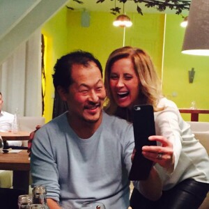 Lara Fabian prend la pose avec le chef San au restaurant San de Bruxelles, décembre 2015