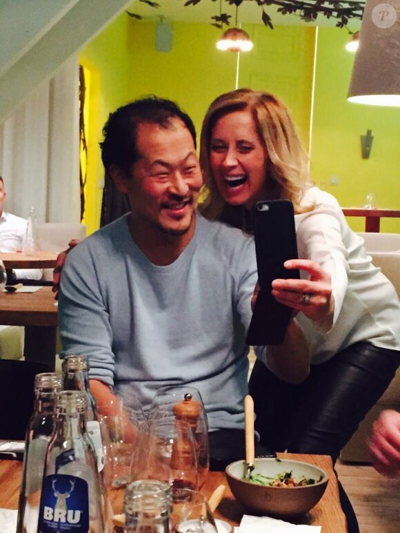 Lara Fabian prend la pose avec le chef San au restaurant San de Bruxelles, décembre 2015