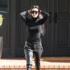 Exclusif - Kourtney Kardashian, toute de noir vêtue avec un pull à col roulé Joe's, un pantalon en cuir et des bottines Saint Laurent, emmène ses enfants Penelope et Reign à leur cours de musique à Beverly Hills. Le 17 décembre 2015.