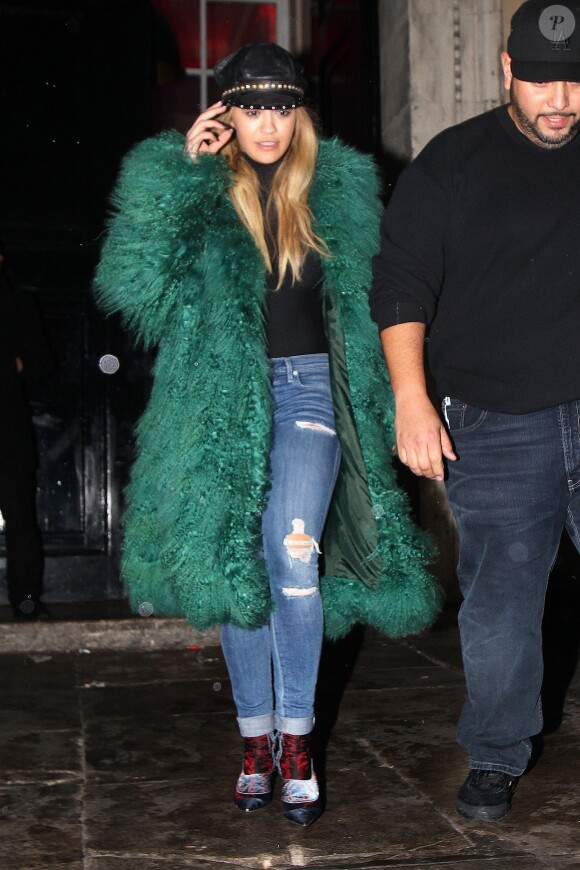 Rita Ora de sortie à Londres, chaussée de bottines Christian Dior (collection croisière 2016). Le 15 décembre 2015.