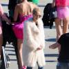 Heidi Klum en plein tournage pour l'émission télé "Germany's Next Top Model", porte un manteau en fourrure d'agneau de Mongolie Elizabeth and James, un jean et des bottines Sarag Flint. Los Angeles, le 16 décembre 2015.