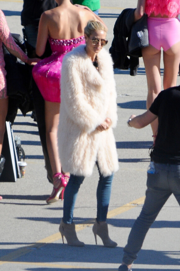 Heidi Klum en plein tournage pour l'émission télé "Germany's Next Top Model", porte un manteau en fourrure d'agneau de Mongolie Elizabeth and James, un jean et des bottines Sarag Flint. Los Angeles, le 16 décembre 2015.