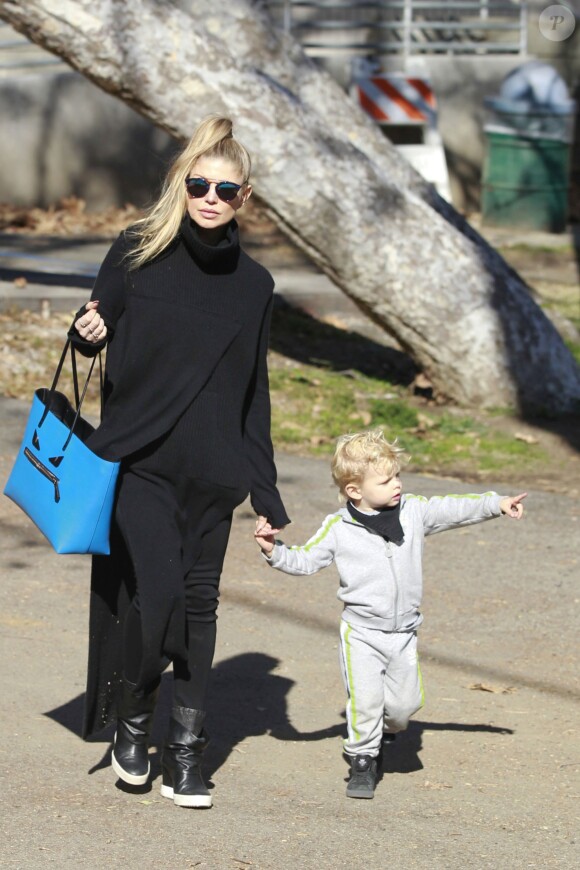 Fergie, son mari Josh Duhamel et leur fils Axl se rendent dans un parc à Los Angeles, le 17 décembre 2015. © CPA/Bestimage