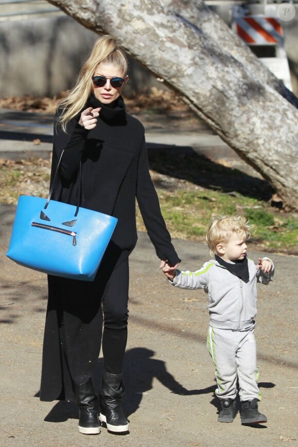Fergie, son mari Josh Duhamel et leur fils Axl se rendent dans un parc à Los Angeles, le 17 décembre 2015. © CPA/Bestimage