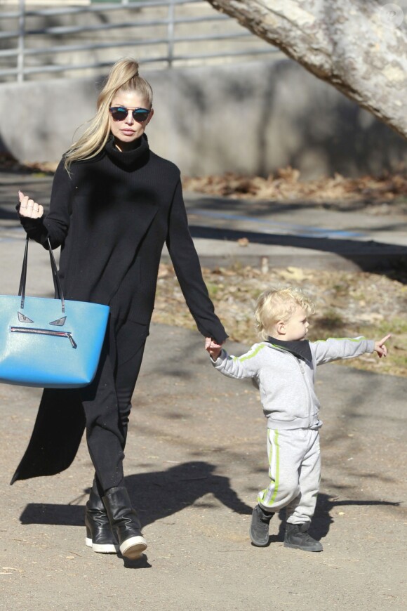 Fergie, son mari Josh Duhamel et leur fils Axl se rendent dans un parc à Los Angeles, le 17 décembre 2015. © CPA/Bestimage