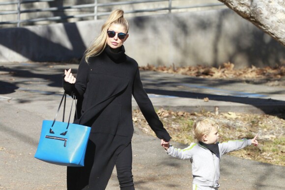 Fergie, son mari Josh Duhamel et leur fils Axl se rendent dans un parc à Los Angeles, le 17 décembre 2015. © CPA/Bestimage