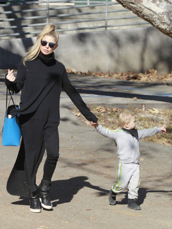 Fergie, son mari Josh Duhamel et leur fils Axl se rendent dans un parc à Los Angeles, le 17 décembre 2015. © CPA/Bestimage