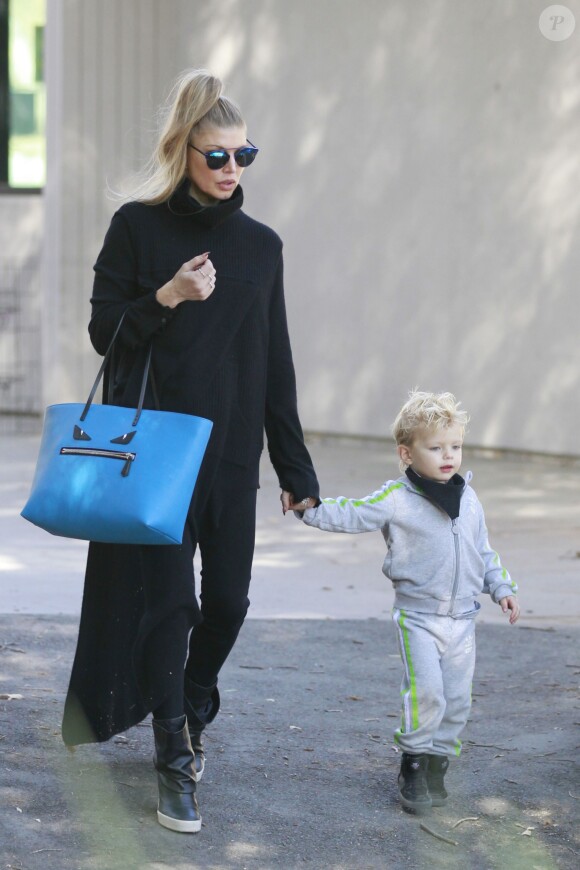 Fergie, son mari Josh Duhamel et leur fils Axl se rendent dans un parc à Los Angeles, le 17 décembre 2015. © CPA/Bestimage