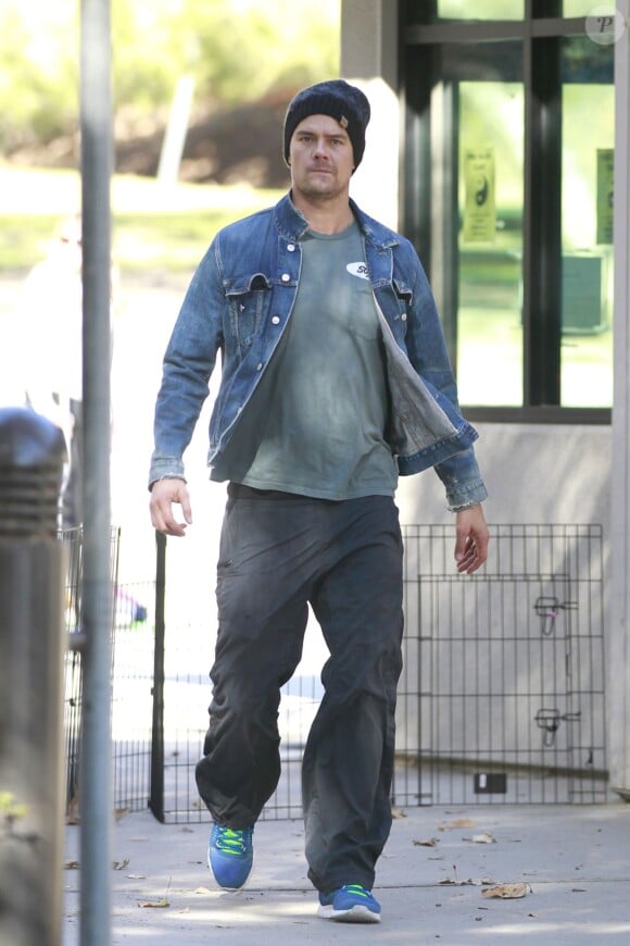 Fergie, son mari Josh Duhamel et leur fils Axl se rendent dans un parc à Los Angeles, le 17 décembre 2015. © CPA/Bestimage