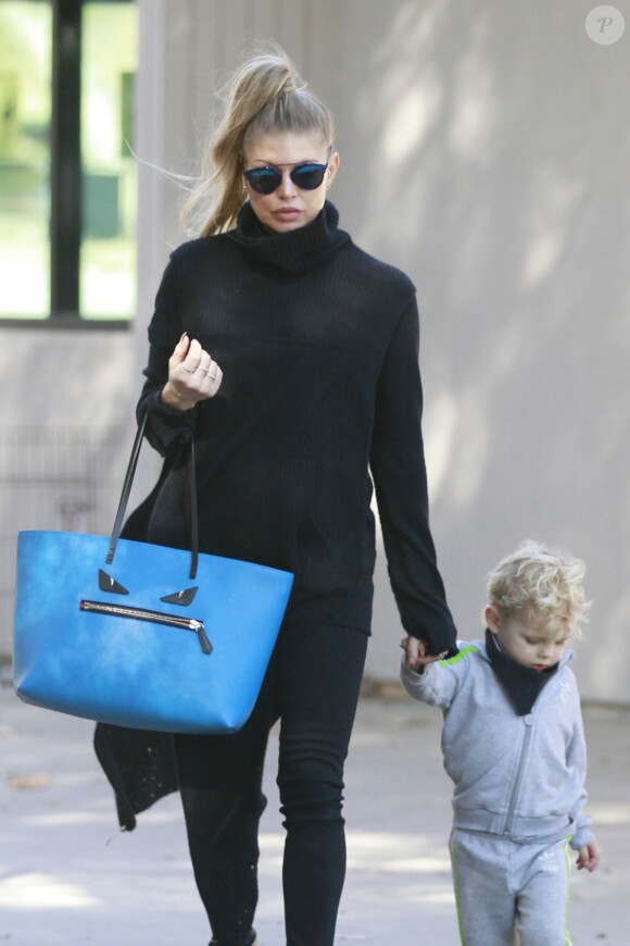 Fergie, son mari Josh Duhamel et leur fils Axl se rendent dans un parc à Los Angeles, le 17 décembre 2015. © CPA/Bestimage