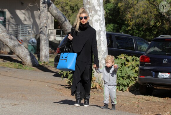 Fergie, son mari Josh Duhamel et leur fils Axl se rendent dans un parc à Los Angeles, le 17 décembre 2015. © CPA/Bestimage