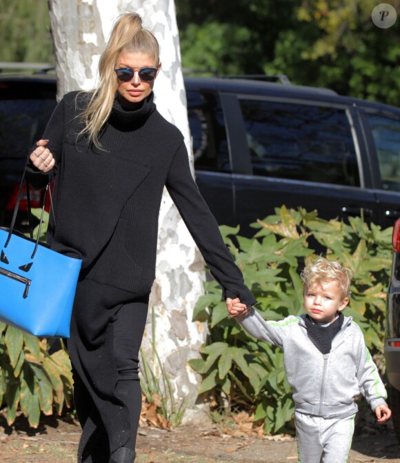 Fergie, son mari Josh Duhamel et leur fils Axl se rendent dans un parc à Los Angeles, le 17 décembre 2015. © CPA/Bestimage