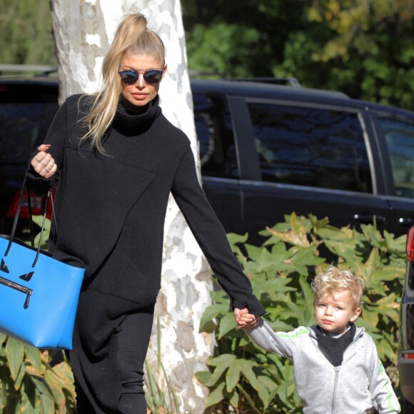Fergie, son mari Josh Duhamel et leur fils Axl se rendent dans un parc à Los Angeles, le 17 décembre 2015. © CPA/Bestimage