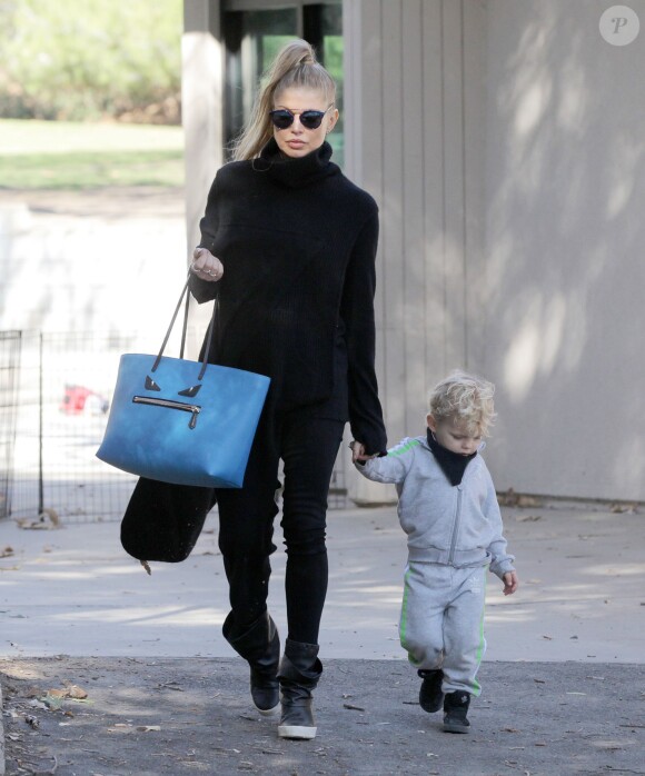 Fergie, son mari Josh Duhamel et leur fils Axl se rendent dans un parc à Los Angeles, le 17 décembre 2015. © CPA/Bestimage