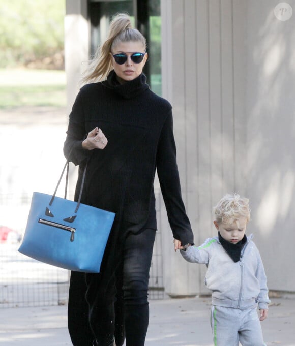 Fergie, son mari Josh Duhamel et leur fils Axl se rendent dans un parc à Los Angeles, le 17 décembre 2015. © CPA/Bestimage