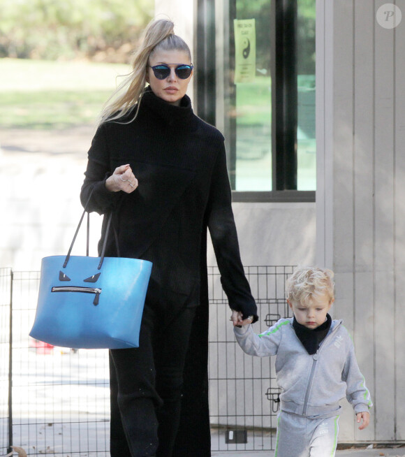 Fergie, son mari Josh Duhamel et leur fils Axl se rendent dans un parc à Los Angeles, le 17 décembre 2015. © CPA/Bestimage