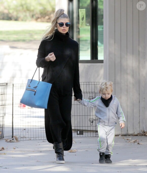 Fergie, son mari Josh Duhamel et leur fils Axl se rendent dans un parc à Los Angeles, le 17 décembre 2015. © CPA/Bestimage