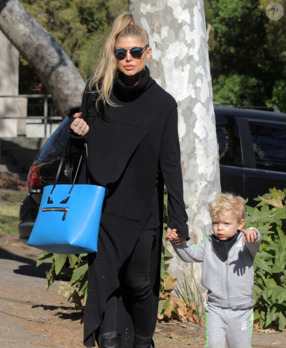 Fergie, son mari Josh Duhamel et leur fils Axl se rendent dans un parc à Los Angeles, le 17 décembre 2015. © CPA/Bestimage
