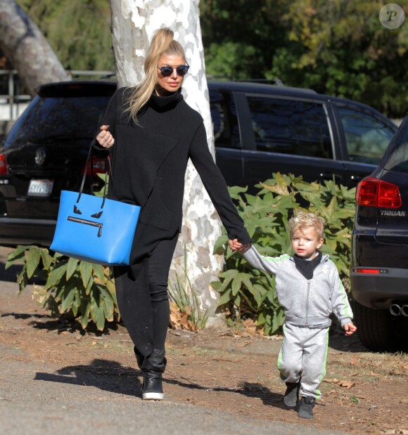 Fergie, son mari Josh Duhamel et leur fils Axl se rendent dans un parc à Los Angeles, le 17 décembre 2015. © CPA/Bestimage