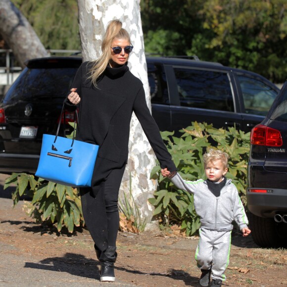 Fergie, son mari Josh Duhamel et leur fils Axl se rendent dans un parc à Los Angeles, le 17 décembre 2015. © CPA/Bestimage