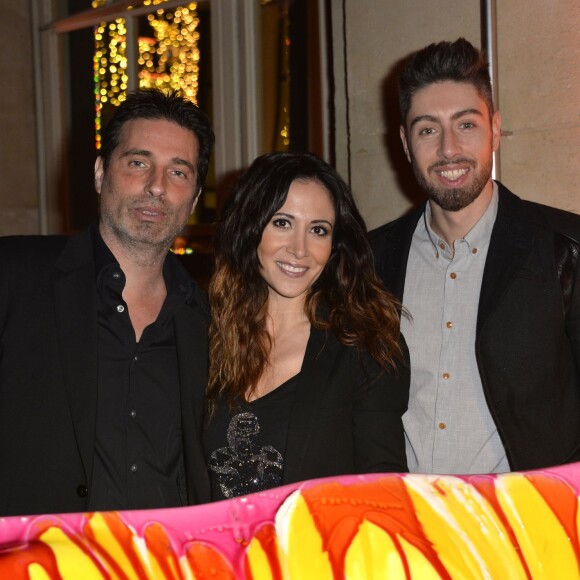 Exclusif - Fabienne Carat et Julien Brugel posent avec Richard Orlinski et sa vache Crystal Lady - Les 55 vaches de la 1ère Cow Parade Transhumance au monde font une ultime étape sur la terrasse du Mini Palais pour leur vente aux enchères au profit des Restos du Coeur à Paris, le 15 décembre 2015. La vache d'Orlinski s'est vendue 8000 euros, et l'heureux acheteur se prénomme Philippe Dumas. © Veeren/Bestimage