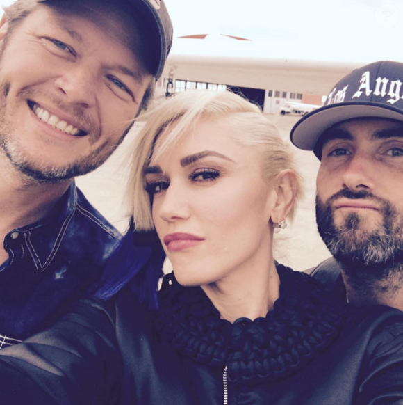 Gwen Stefani entourée de Blake Shelton et Adam Levine