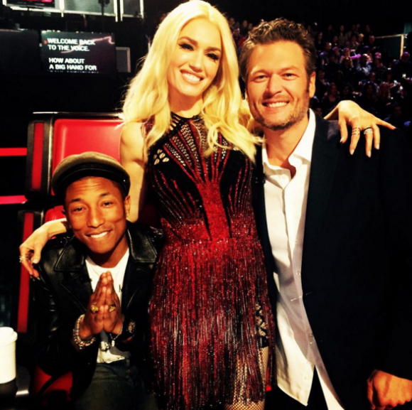 Gwen Stefani entourée de Pharrell et Blake Shelton sur le plateau de THe Voice
