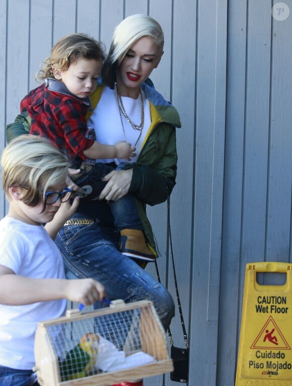 Gwen Stefani part déjeuner avec ses enfants Kingston, Zuma et Apollo à Studio City, Los Angeles, le 12 décembre 2015. Telle mère tel fils, Zuma a adopté la coiffure rock de sa mère et s'est teint les pointes en noir !  Please Hide Children's Face Prior To Publication Gwen Stefani has her hands full while taking her sons Kingston, Zuma and Apollo out to lunch in Studio City, California on December 12th, 2015.12/12/2015 - Los Angeles