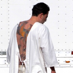 Exclusif - Ben Affleck porte un tatouage XXL sur le tournage de 'Live By Night' à Los Angeles, le 9 décembre 2015