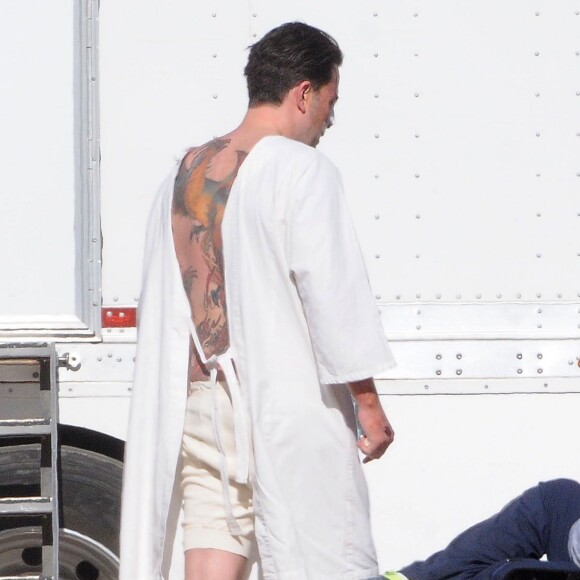 Exclusif - Ben Affleck porte un tatouage XXL sur le tournage de 'Live By Night' à Los Angeles, le 9 décembre 2015