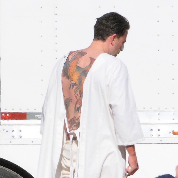 Exclusif - Ben Affleck, dévoile son nouveau tatouage, un phoenix dans le dos, sur le tournage de 'Live By Night' à Los Angeles, le 8 décembre 2015.