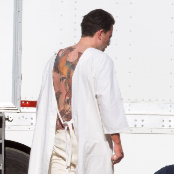 Exclusif - Ben Affleck, dévoile son nouveau tatouage, un phoenix dans le dos, sur le tournage de 'Live By Night' à Los Angeles, le 8 décembre 2015.